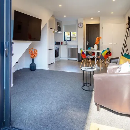 Stylish 2 Bed 2 Bath Close To Shops And Parks